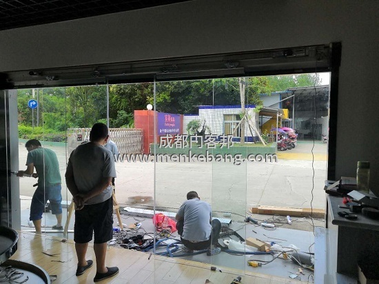 雙流公興鎮(zhèn)自動感應門安裝案例,成都雙流美食展廳感應門案例 雙流公興鎮(zhèn)自動感應門安裝案例,成都雙流美食展廳感應門案例